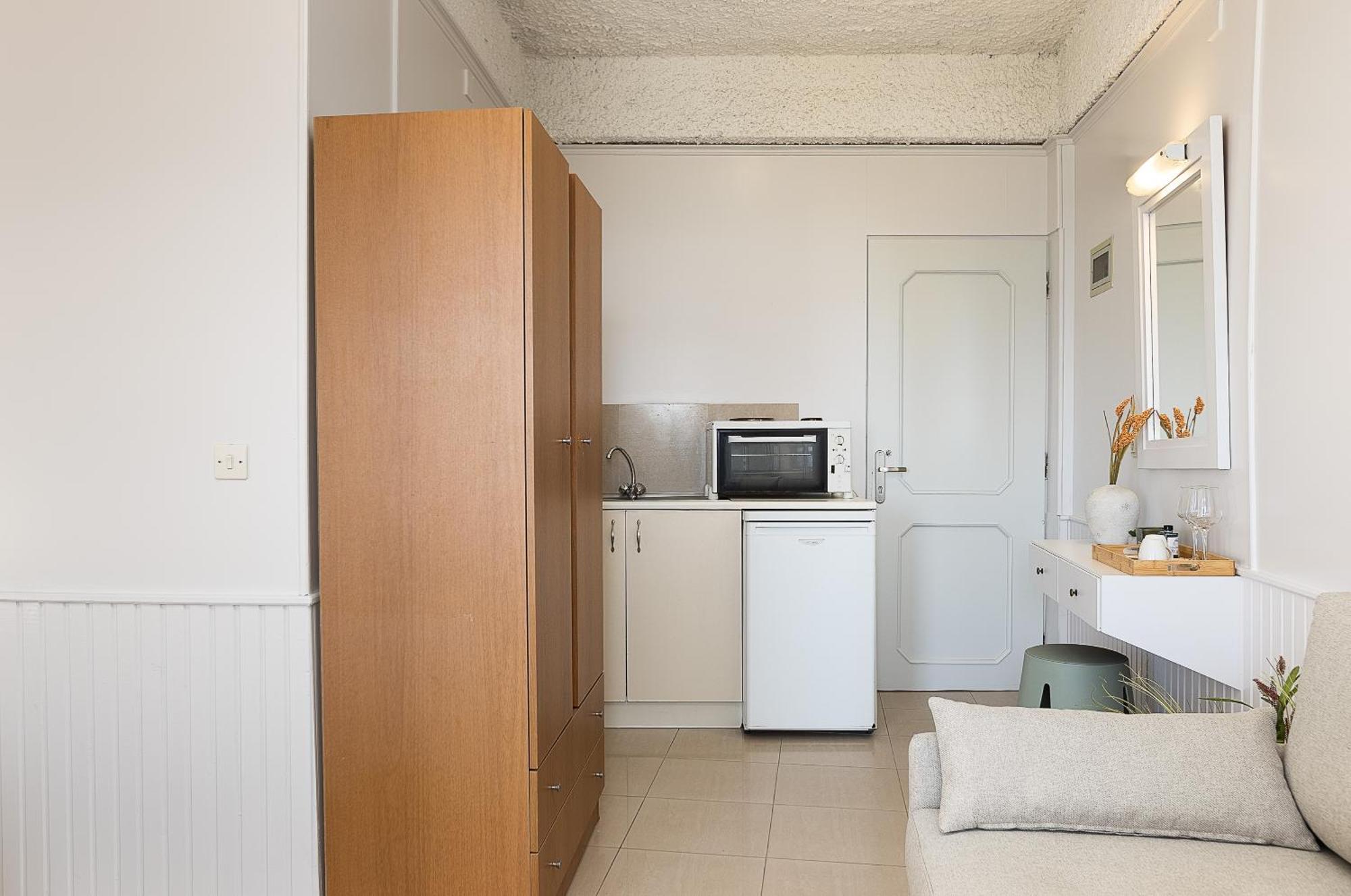 Aparthotel Neachora Beachfront *